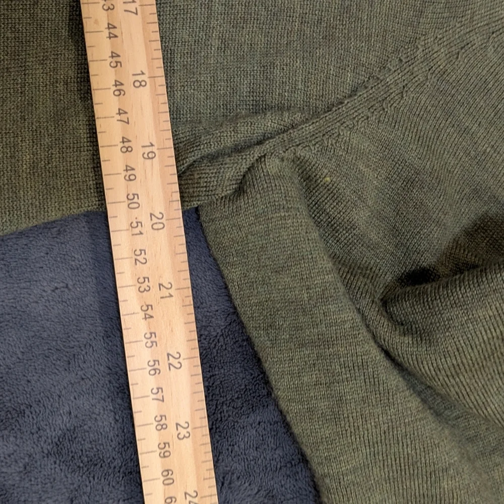 Jos.A.Bank Tailored Fit 100% Merino Wool Green V-Neck Base Layer Sweater Office